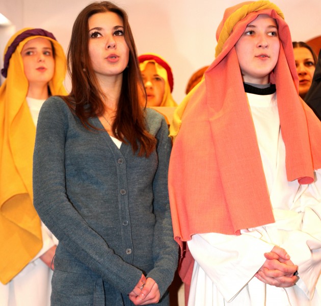 Catholic girls who have just acted in the Passion of the Christ performance, photo 1