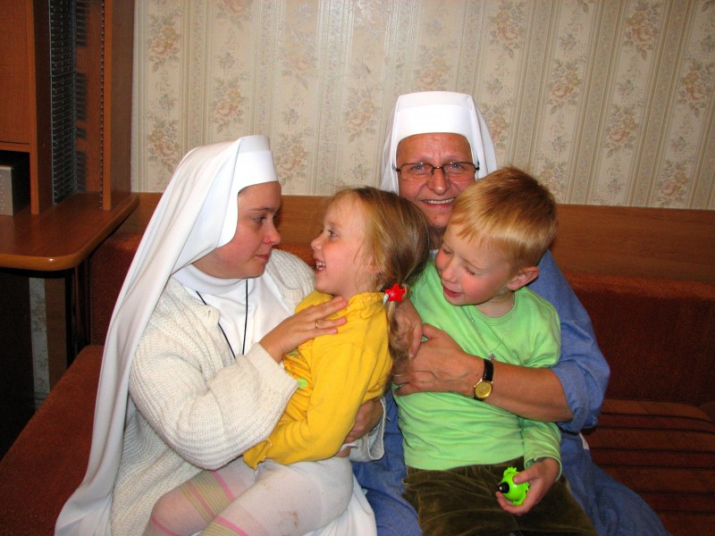 Catholic nuns playing with kids, picture 1