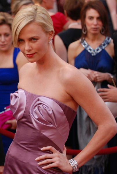 Charlize Theron @ 2010 Academy Awards (cropped)