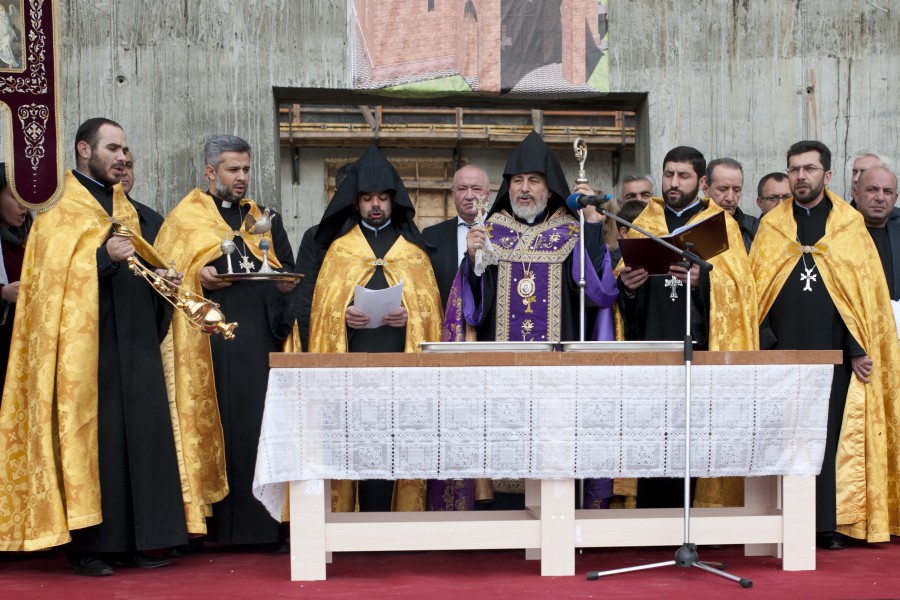 Освящение закладных камней нового армянского храма