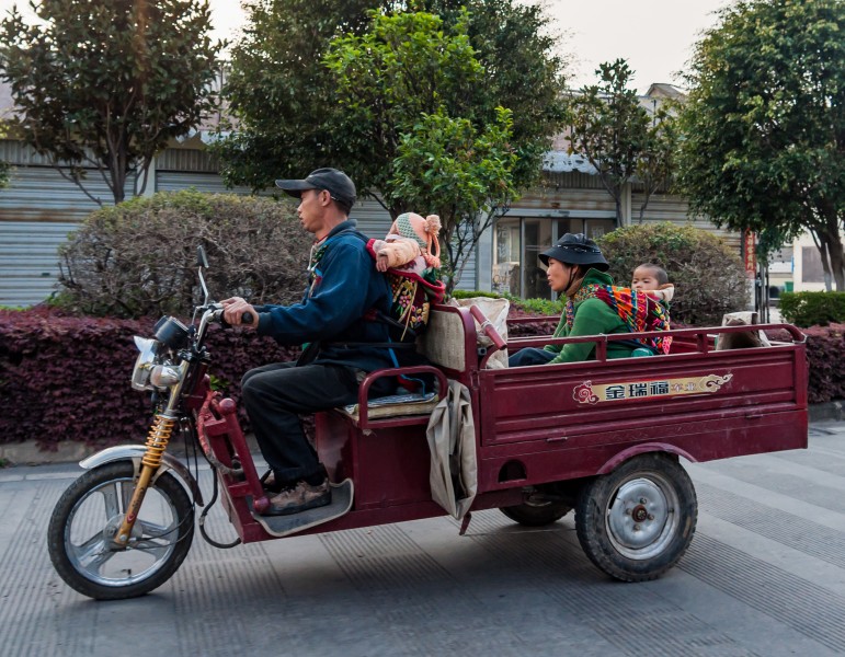 Dali Yunnan China Family-on-a-trike-01