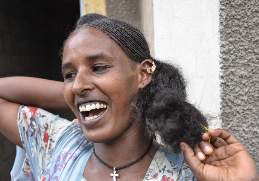 Fixing Hair, Tigray (11204345394)