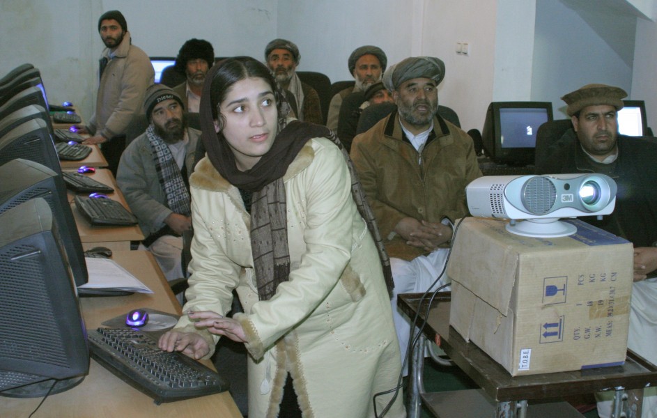 Former militants learning to use computers in Kabul