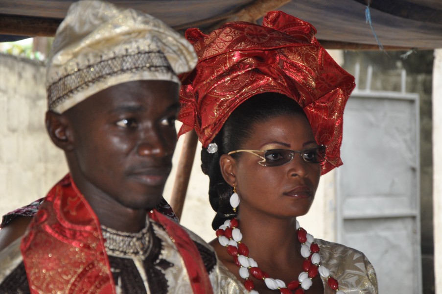 Jeunes mariés en tenue traditionnel du Nigeria 01