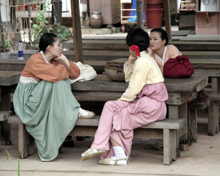 Korean Folk Village-Women in hanbok-03