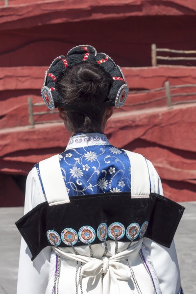 Lijiang Yunnan China-Traditional-clothing-of-a-Naxi-woman-01