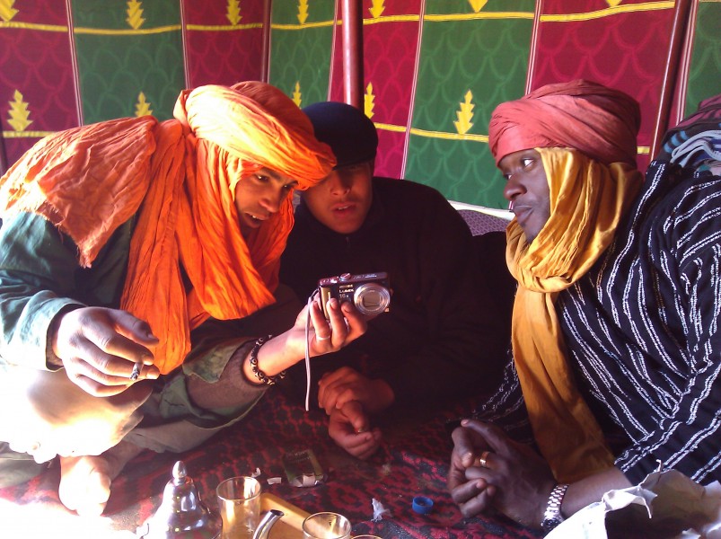 Looking at pics on the camera with the berbers in Zagora, Morocco (5423494284) (6)