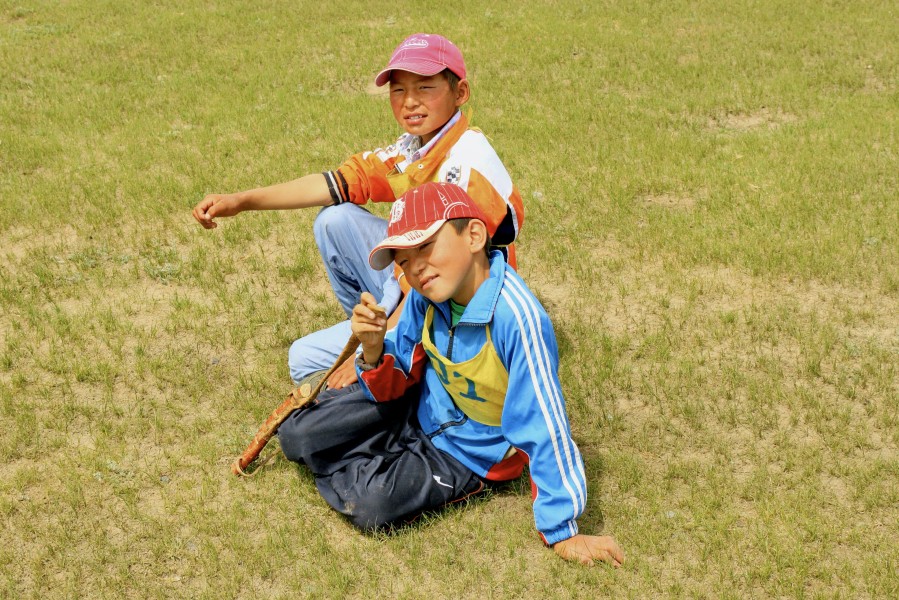 Młodzi jeźdźcy na lokalnym festiwalu Naadam w Karakorum (03)