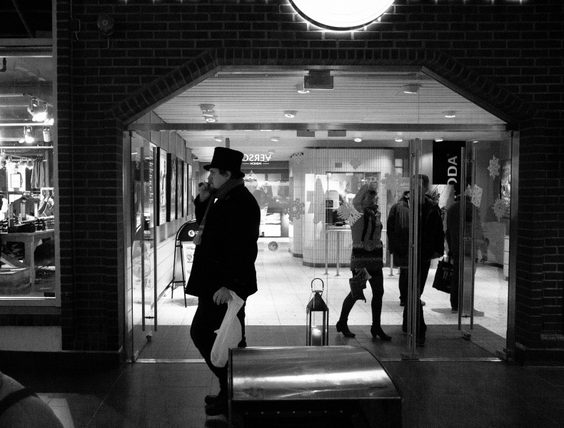 Man with top hat. Bodø, Norway (23847543045)
