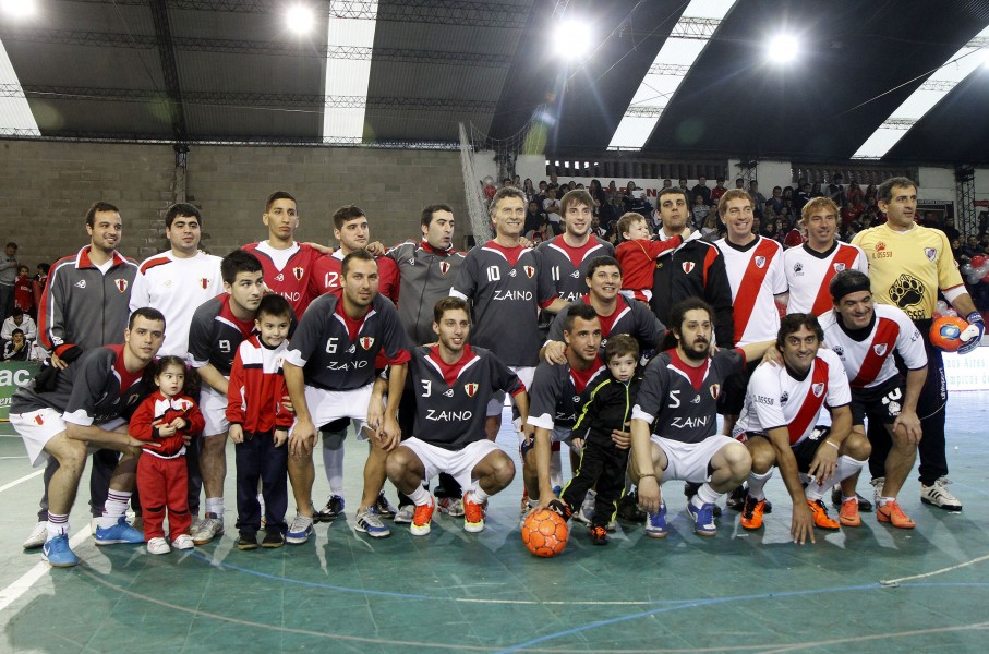 Mauricio Macri participó de un partido de fútbol con Ariel Ortega y Enzo Francéscoli (9723452045)