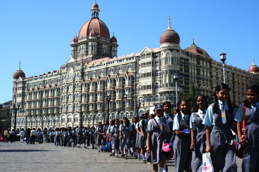 Mumbaiker school children outside Taj Mahal Hotel