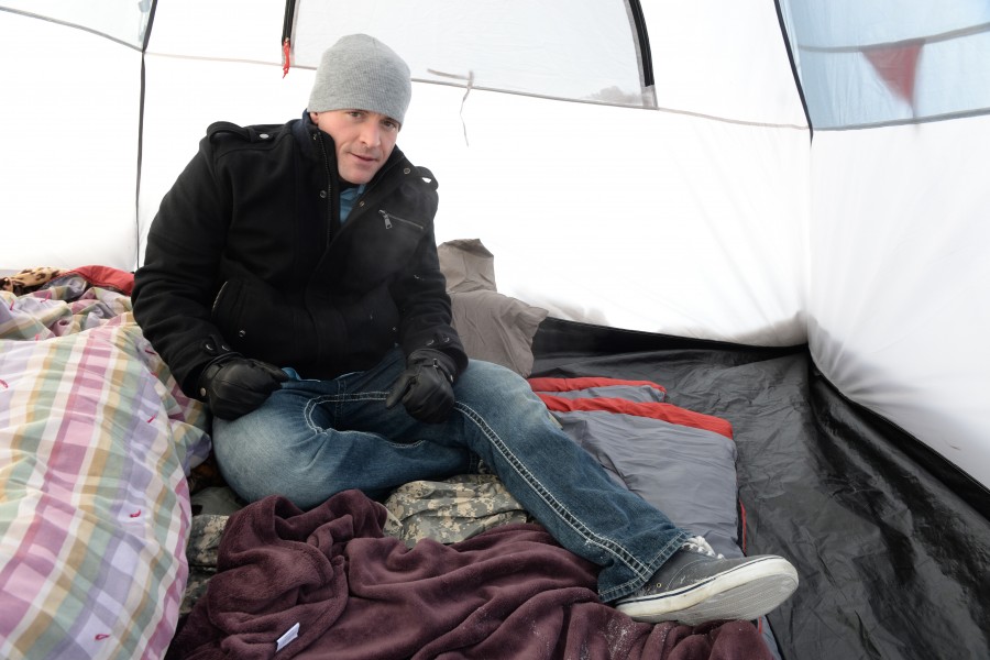 North Dakota Guardsman sleeps in freezing temperatures to draw attention to homeless veterans 151218-Z-WA217-058