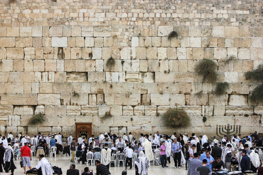 People praying at the Western Wall (12395524535)