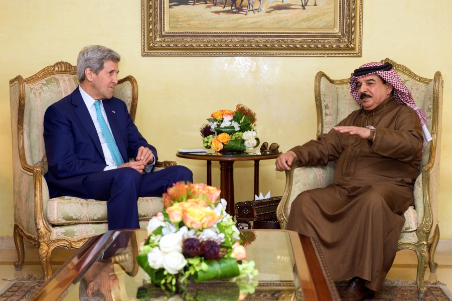 Secretary Kerry Sits With King Hamad of Bahrain at Outset of Meeting Amid Egyptian Development Conference