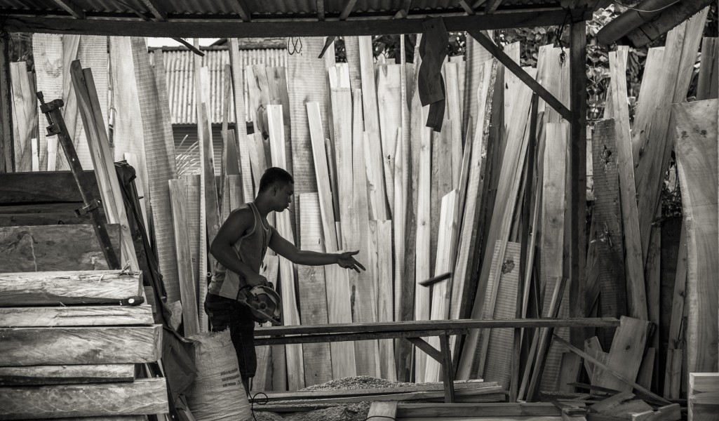 Singapadu Bali Carpenter-in-his-workshop-01
