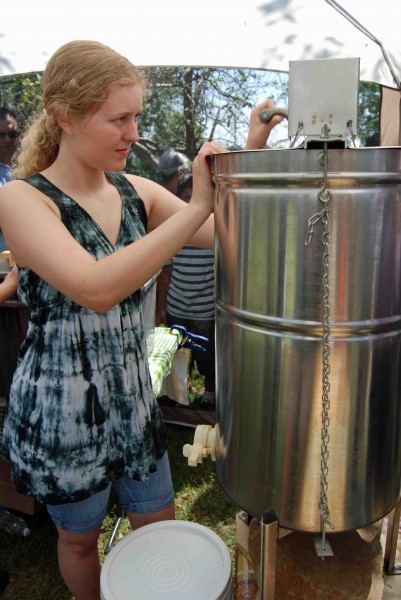 SK Using the centrifuge to extract honey (6110200033)