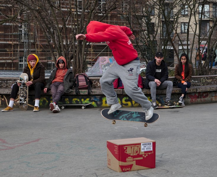 Skateboarder jumping over a cardboard box at Skatepark des Ursulines in Brussels, Belgium (DSCF4497-cropped)