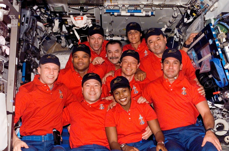 STS-116 + Expedition14 CrewMembers (NASA S116-E-06472)