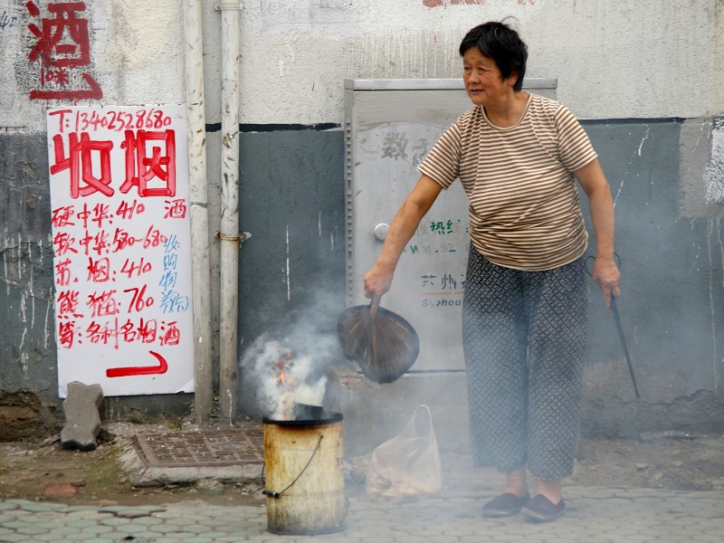 Suzhou woman burning waste 20090926 5964