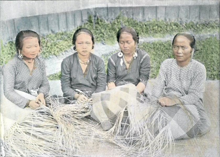 Tanjongfrauen inSarwakBorneo beimFlechten vonMatten undKorben