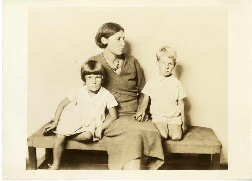 Winifred May de Kok (1893-1969) and her children