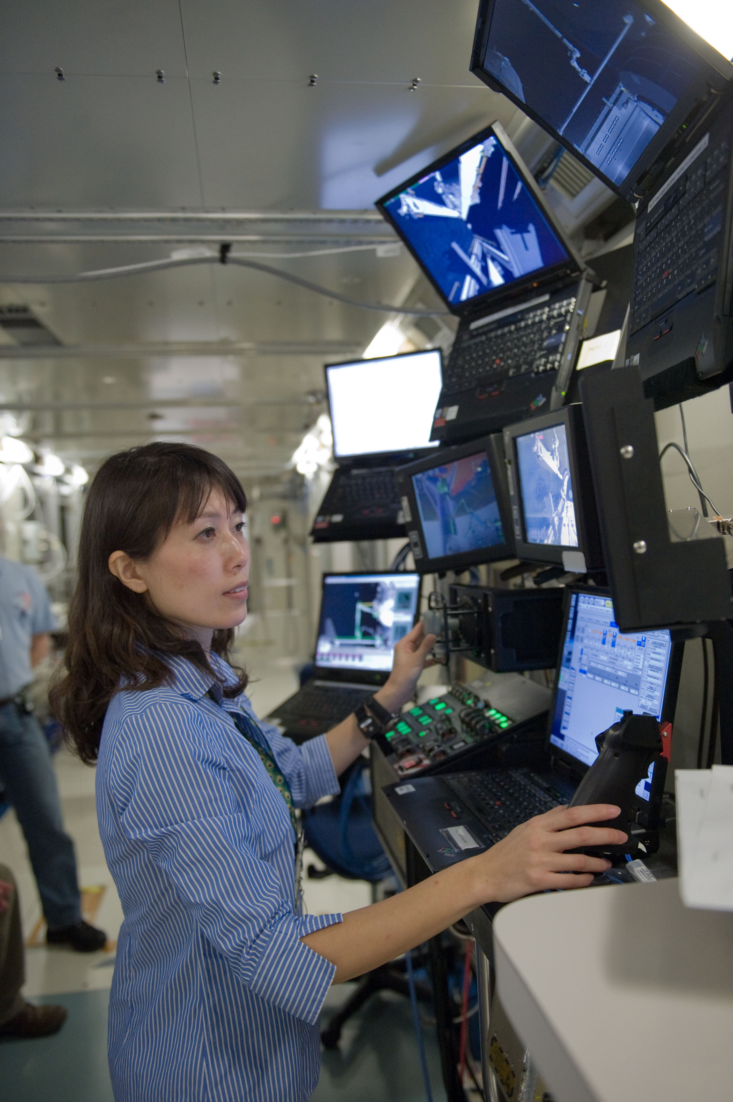 STS131 Naoko Yamazaki-12 Jan 10