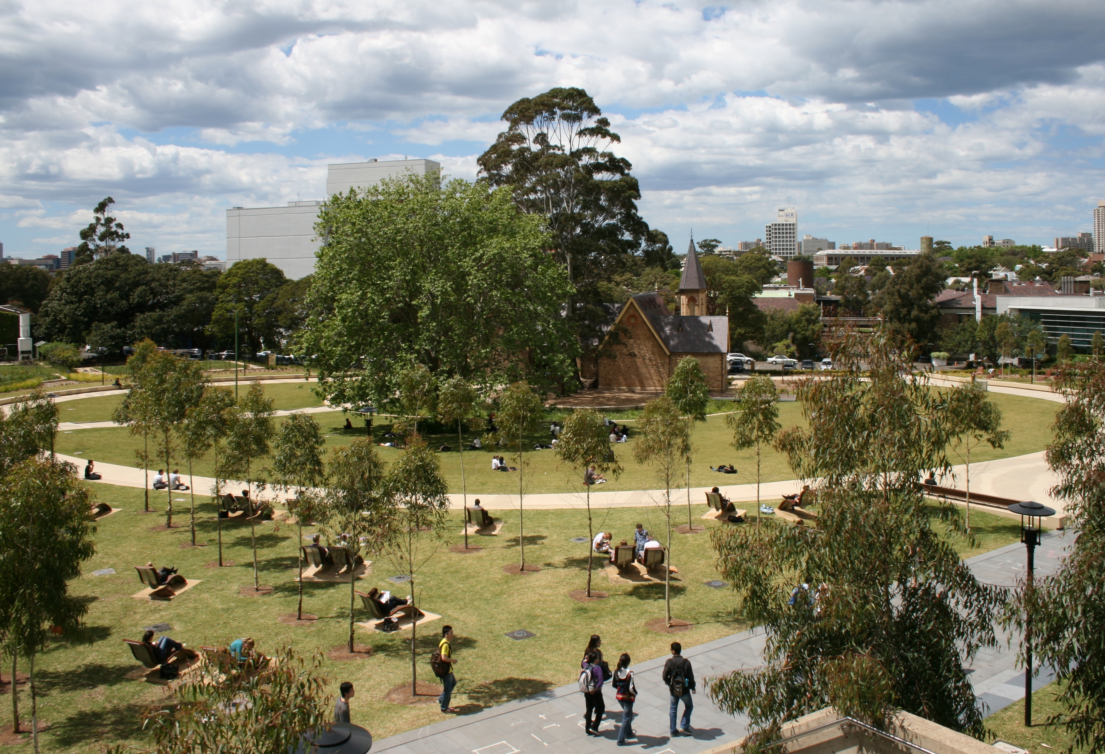 SydneyUniversity OldSchoolLawns2