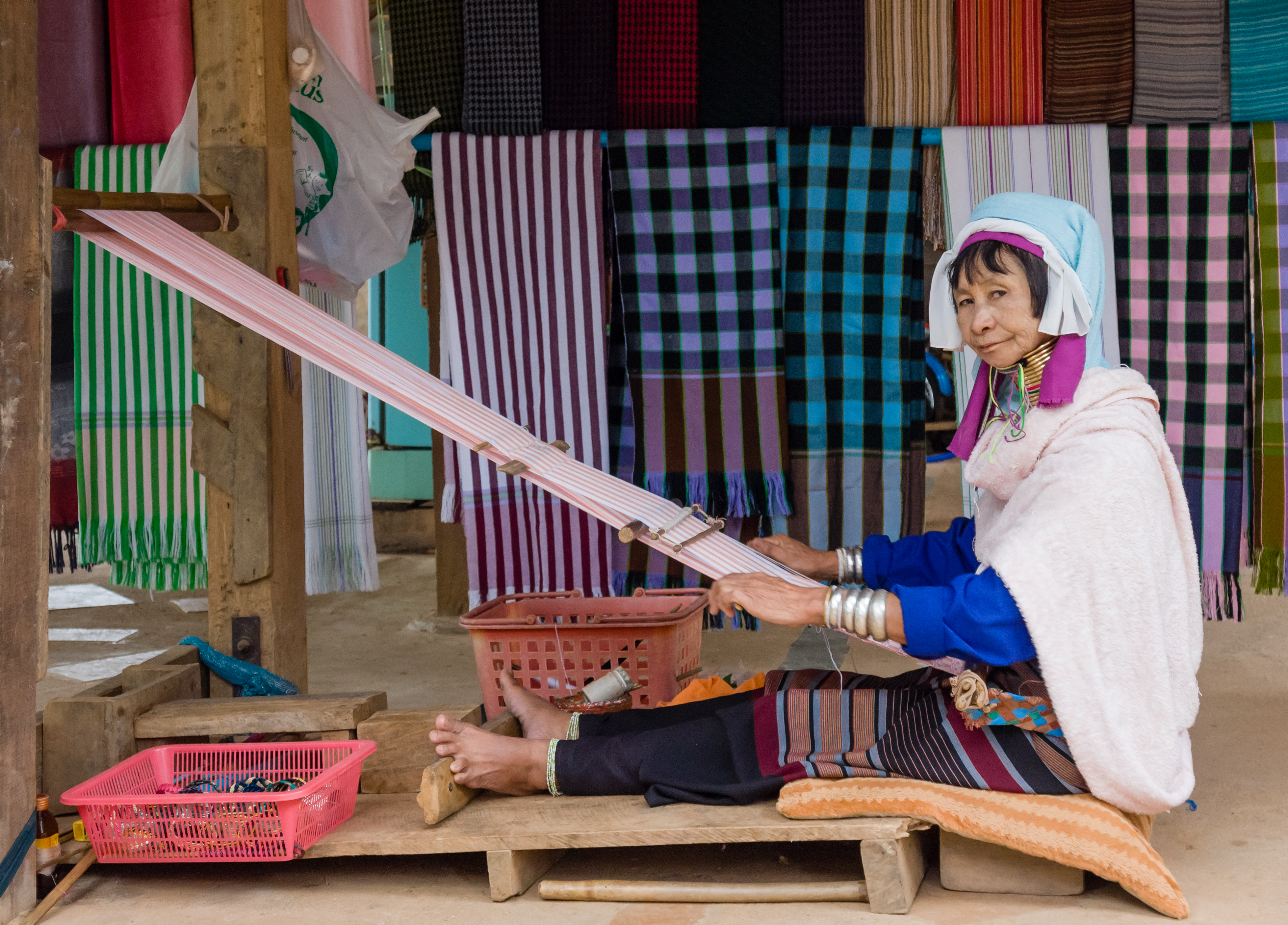 Tachileik Myanmar Kayan-People-Woman-03