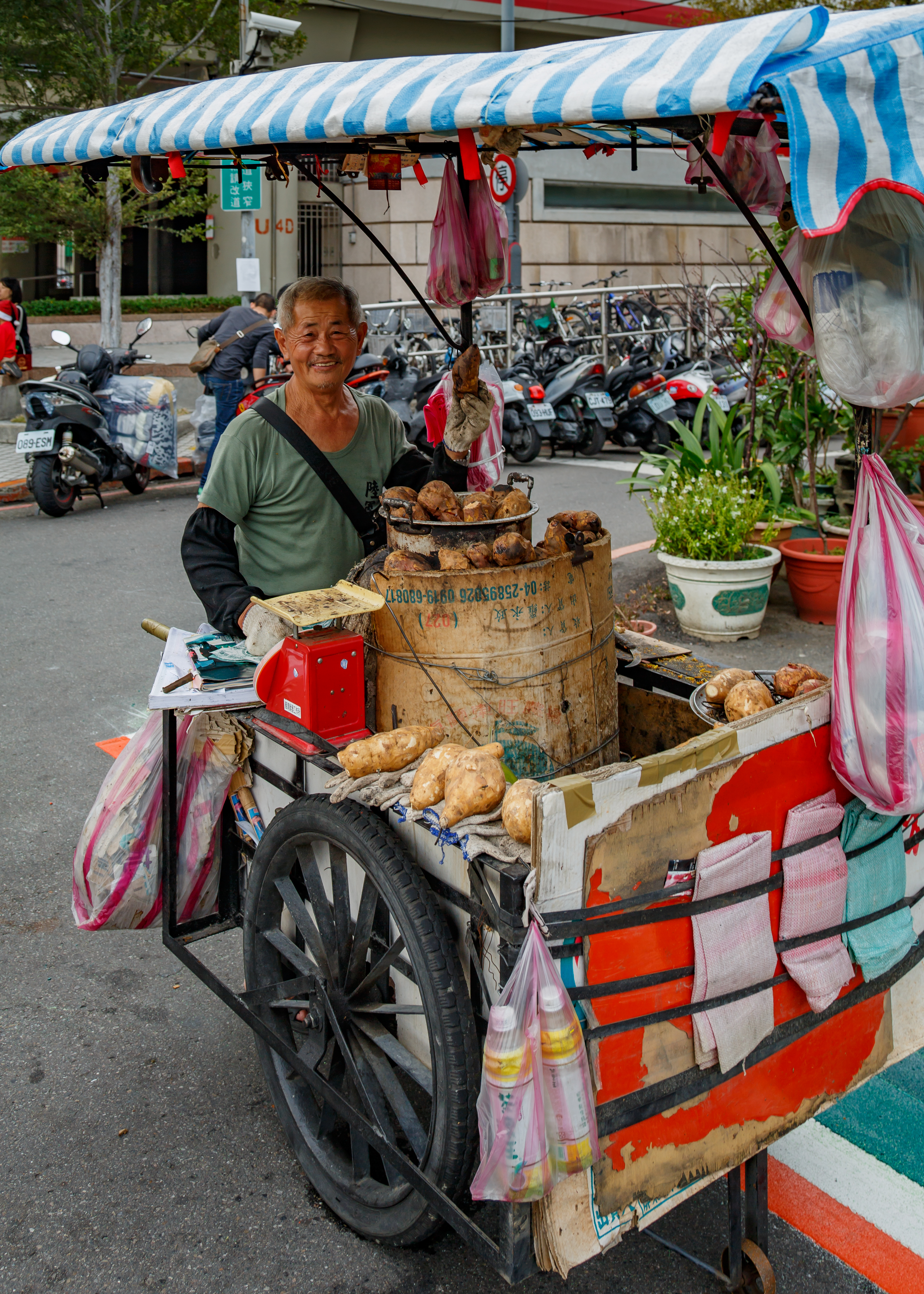 Taipei Taiwan Sweet-Potato-Hawker-with-his-mobile-stall-01