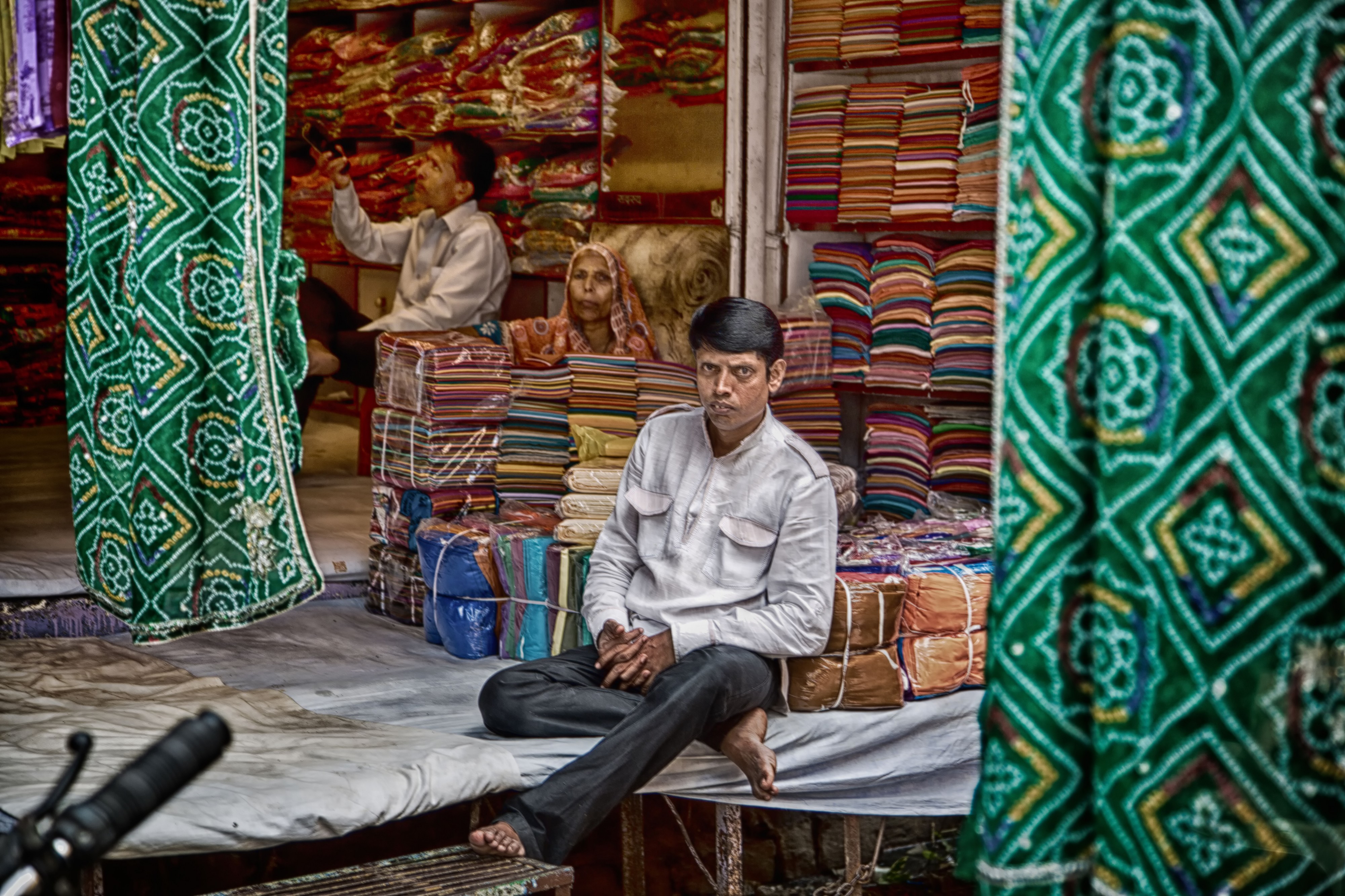 Barefoot at the Cloth Market (11950665404)