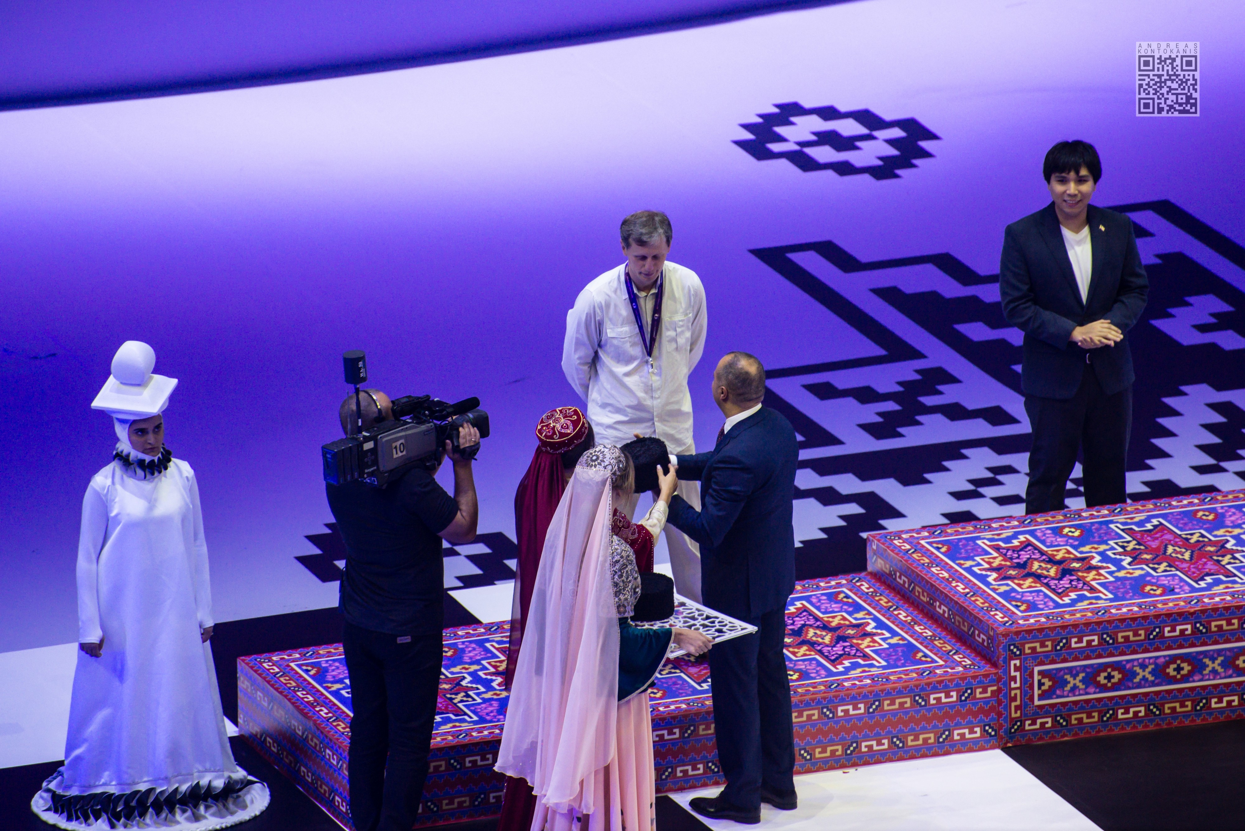 GM Almasi Zoltan receives his medal (29831114281)