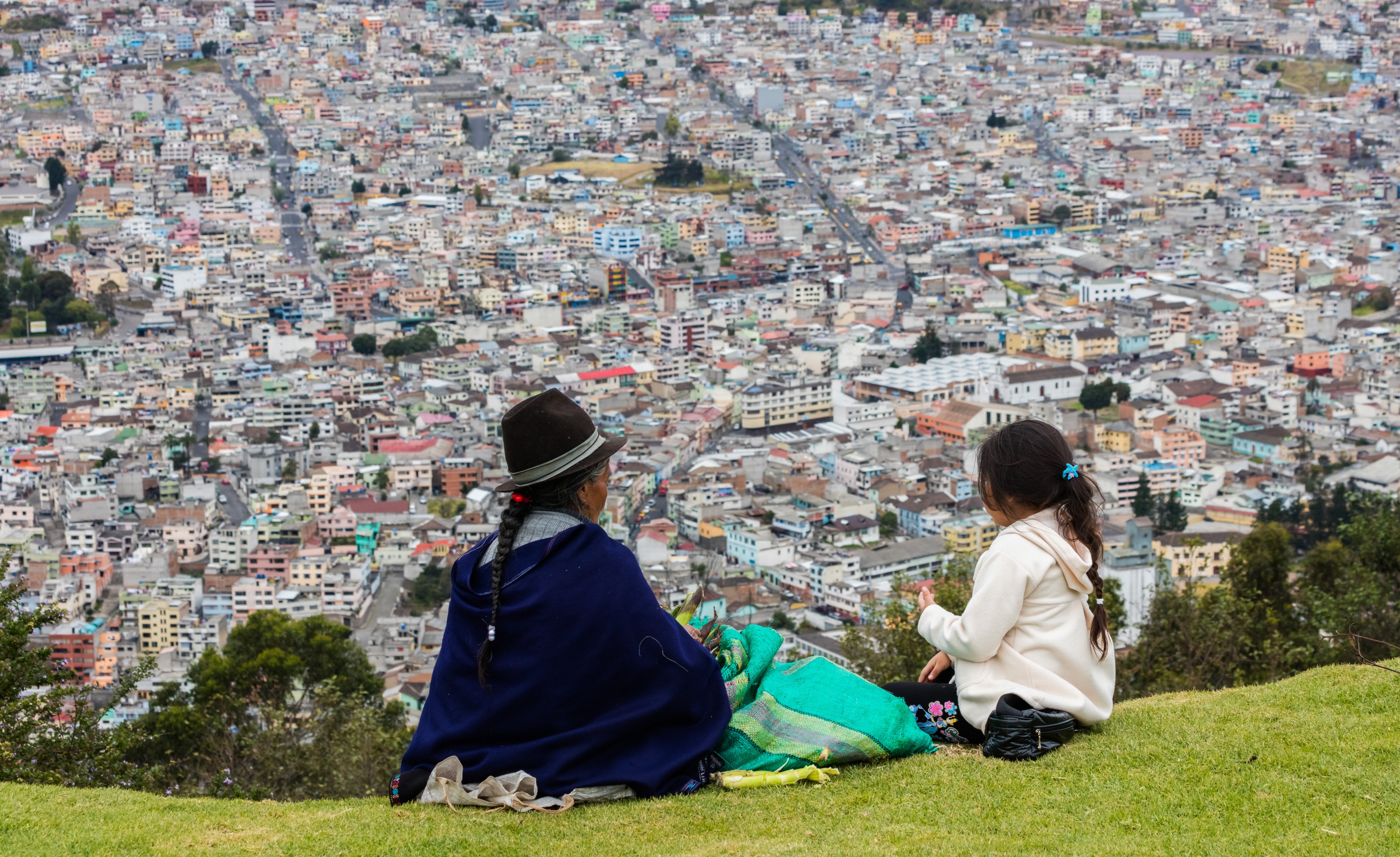 Indígenas contemplando Quito desde El Panecillo, Ecuador, 2015-07-22, DD 44