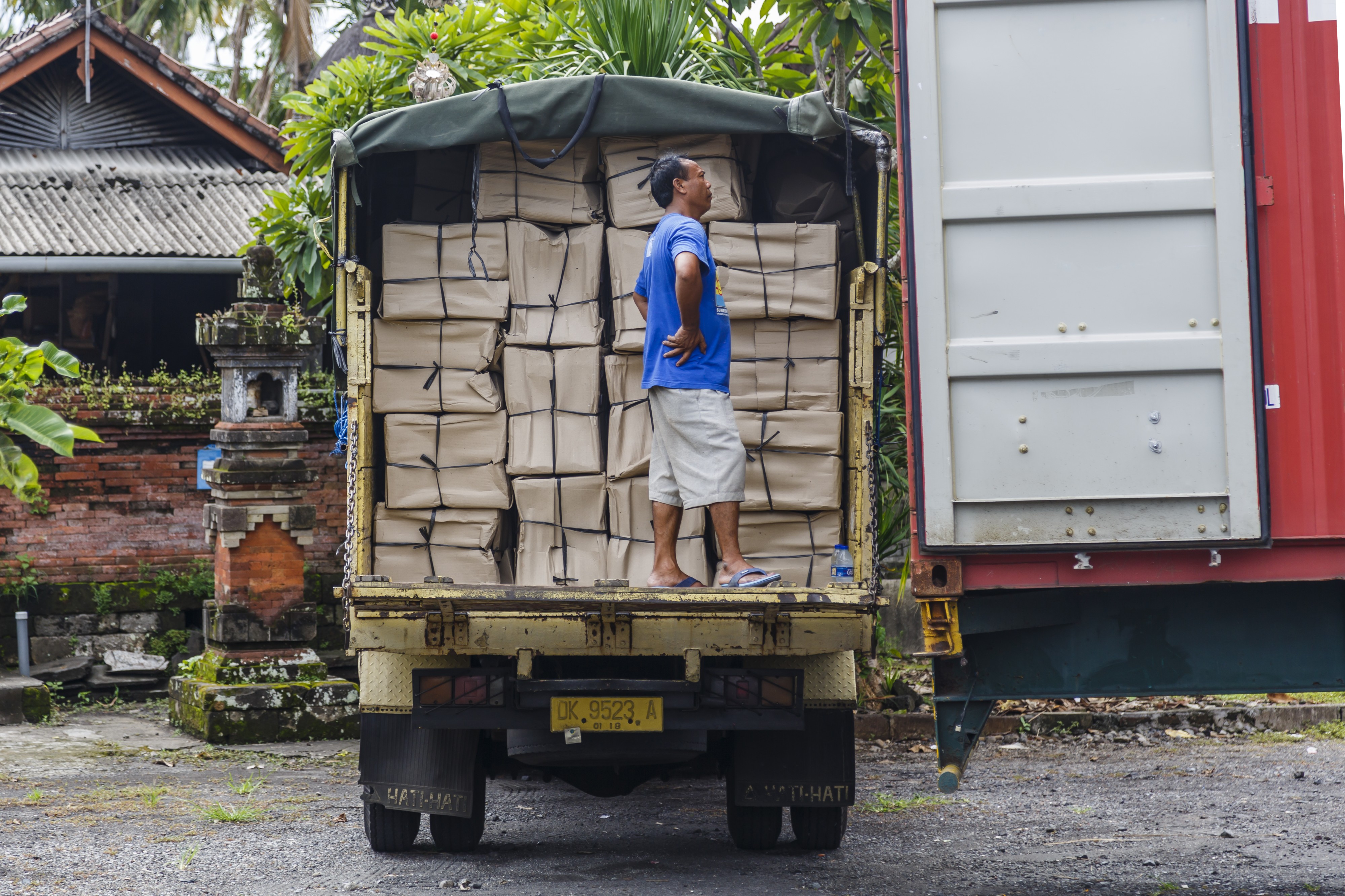 Singapadu Bali Man-standing-on-the-elevating-platform-of-his-lorry-01