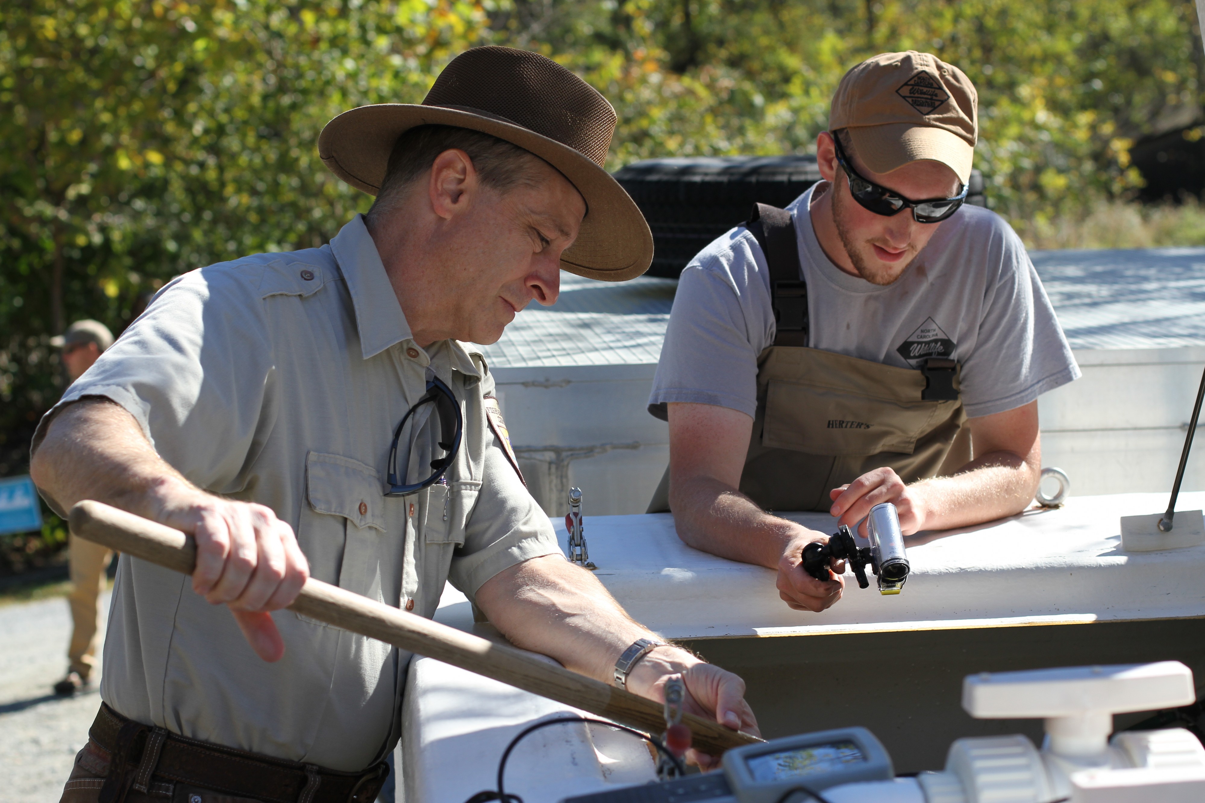 Stephen Jackson checking sturgeon (22571289805)