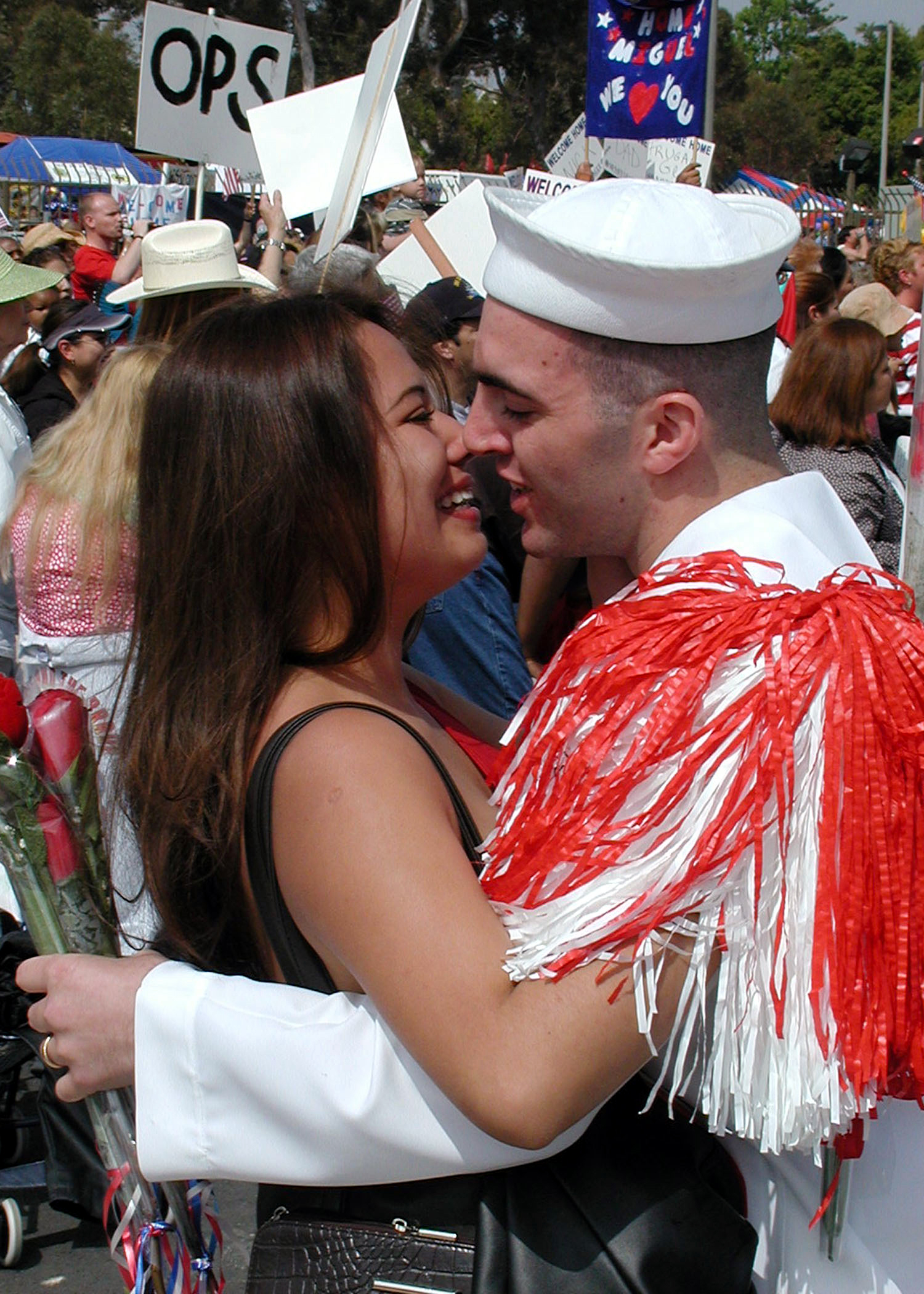 US Navy 020528-N-1644C-005 USS Stennis homecoming