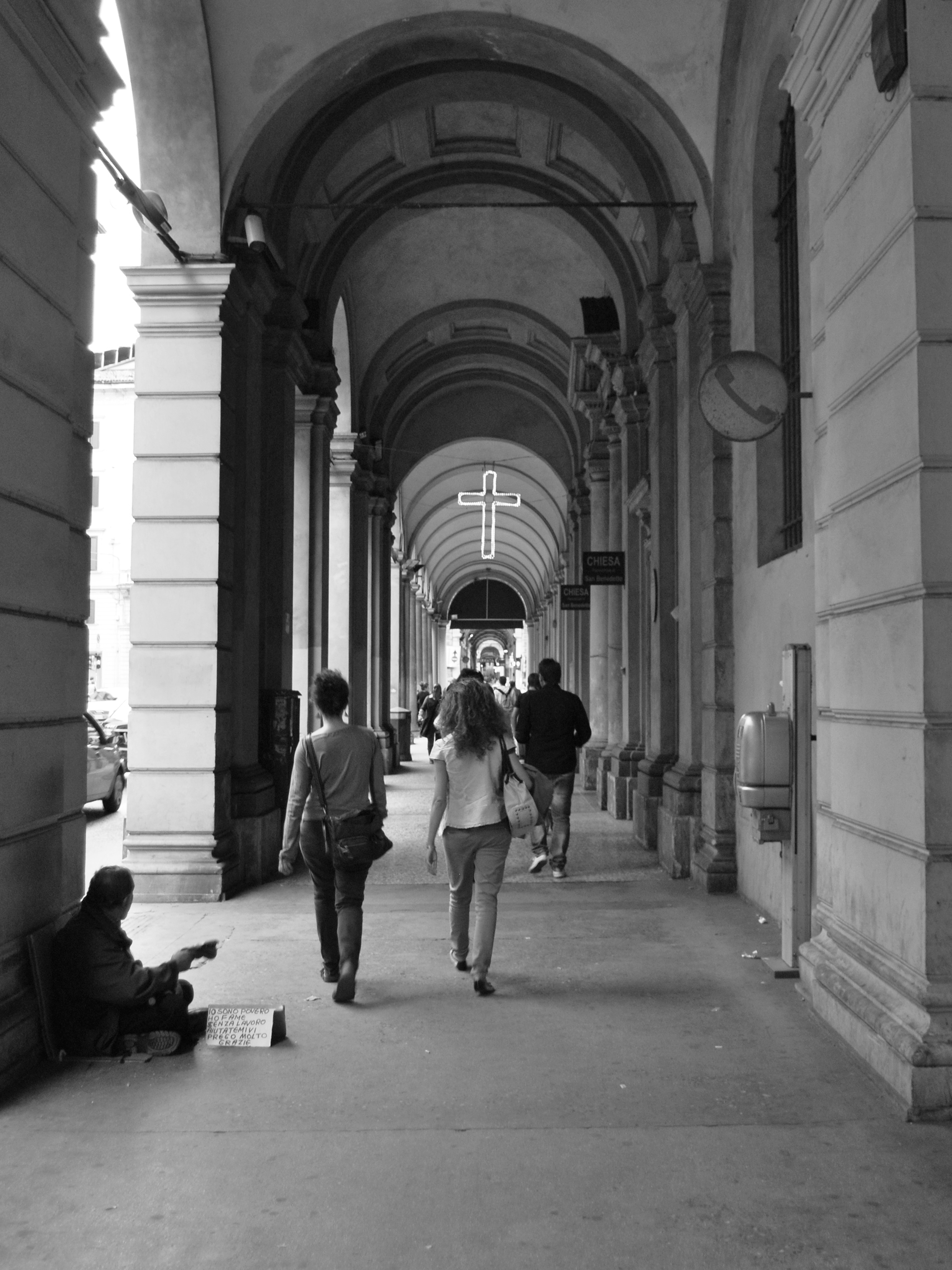 Vita sotto i portici 02 Via Indipendenza