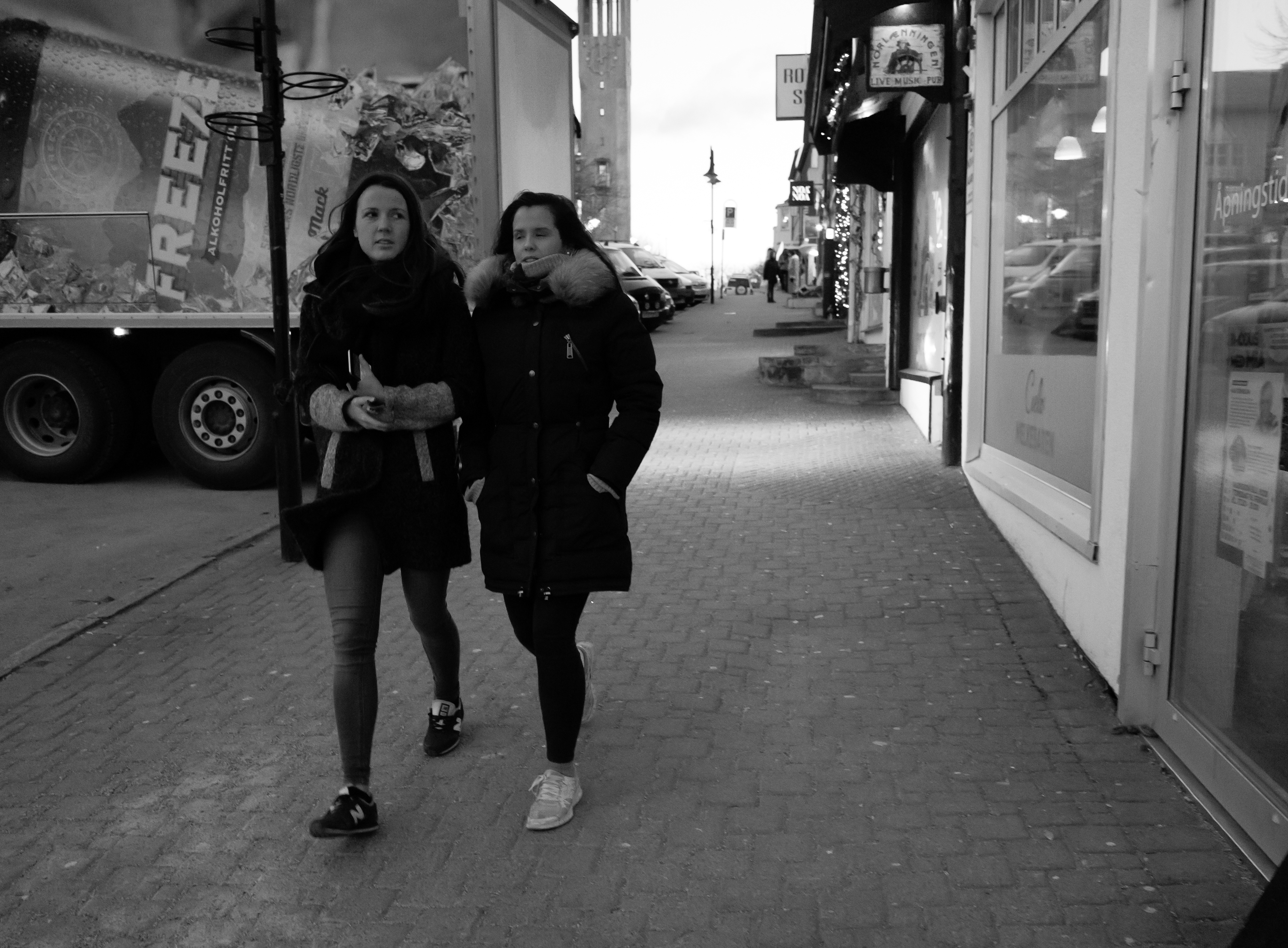 Walking girls (24062559192)