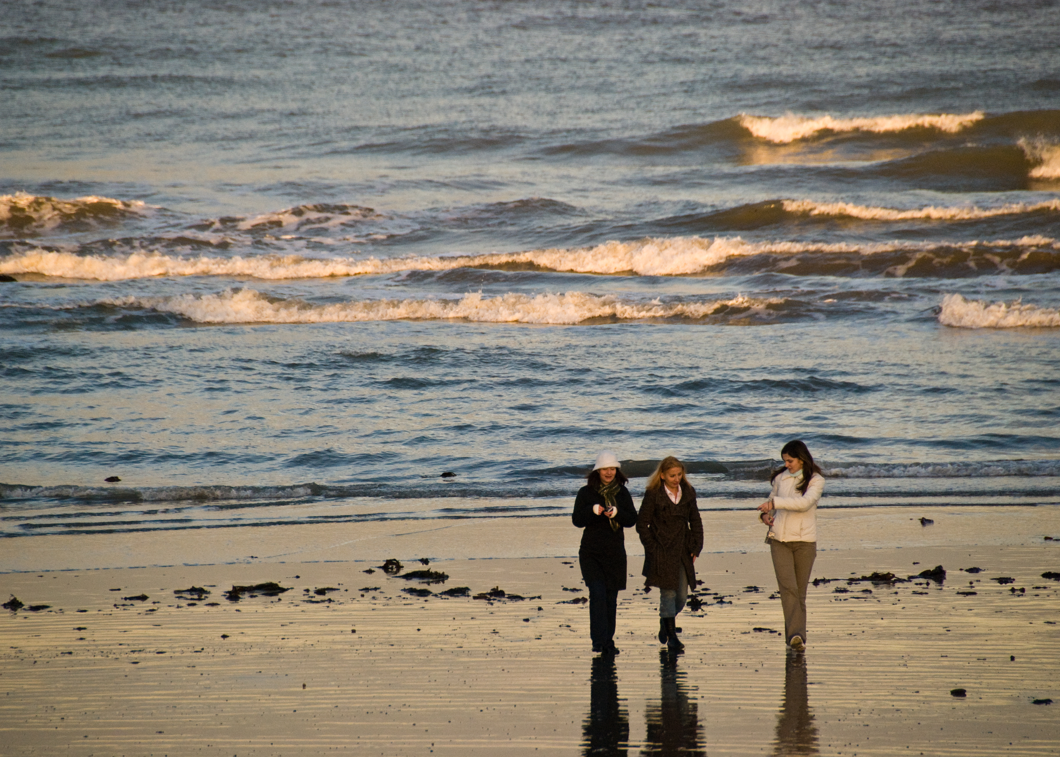 Walking on the beach (2060706404)