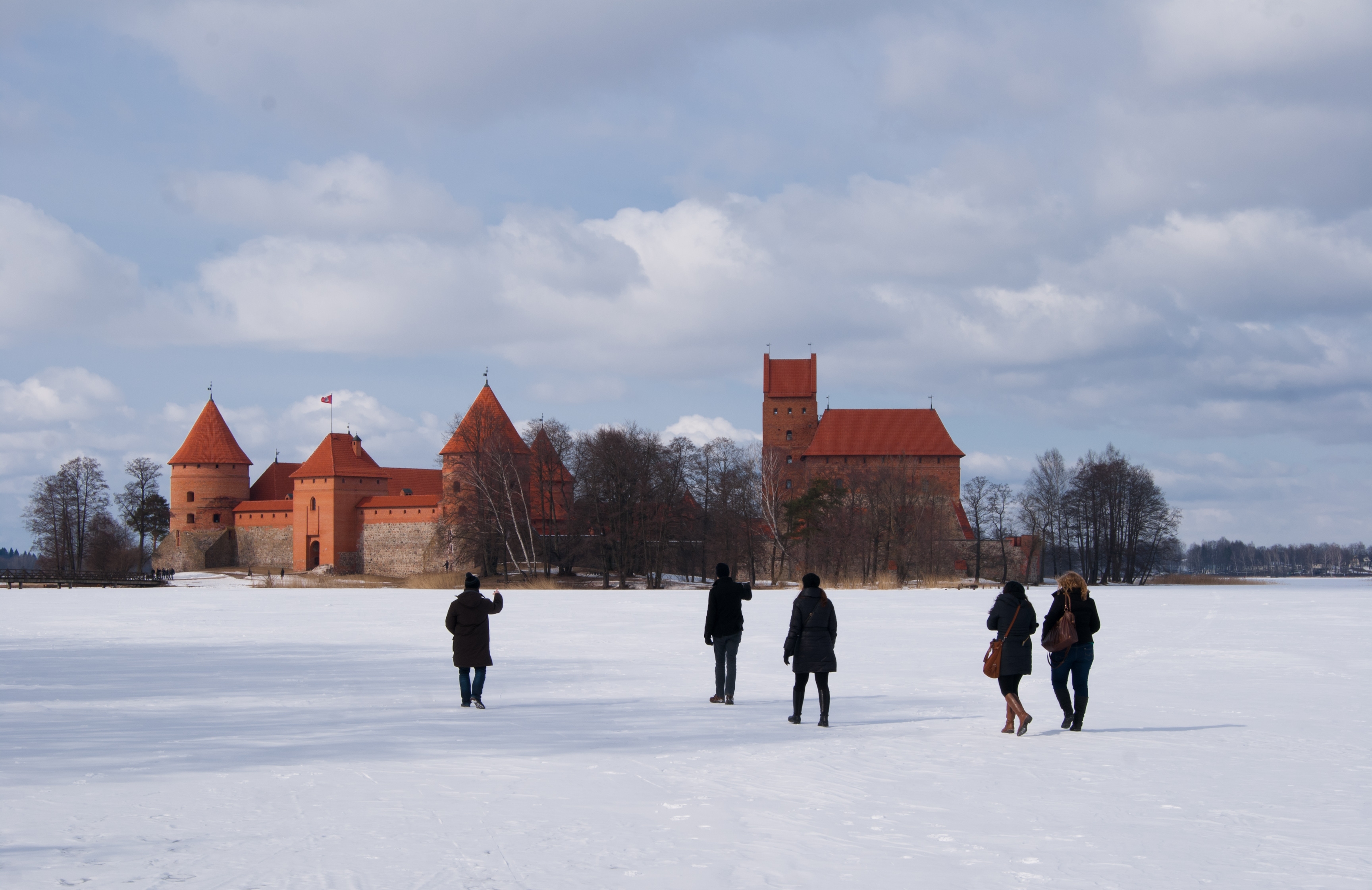 Walking on the frozen lake of Trakai (8603945490)