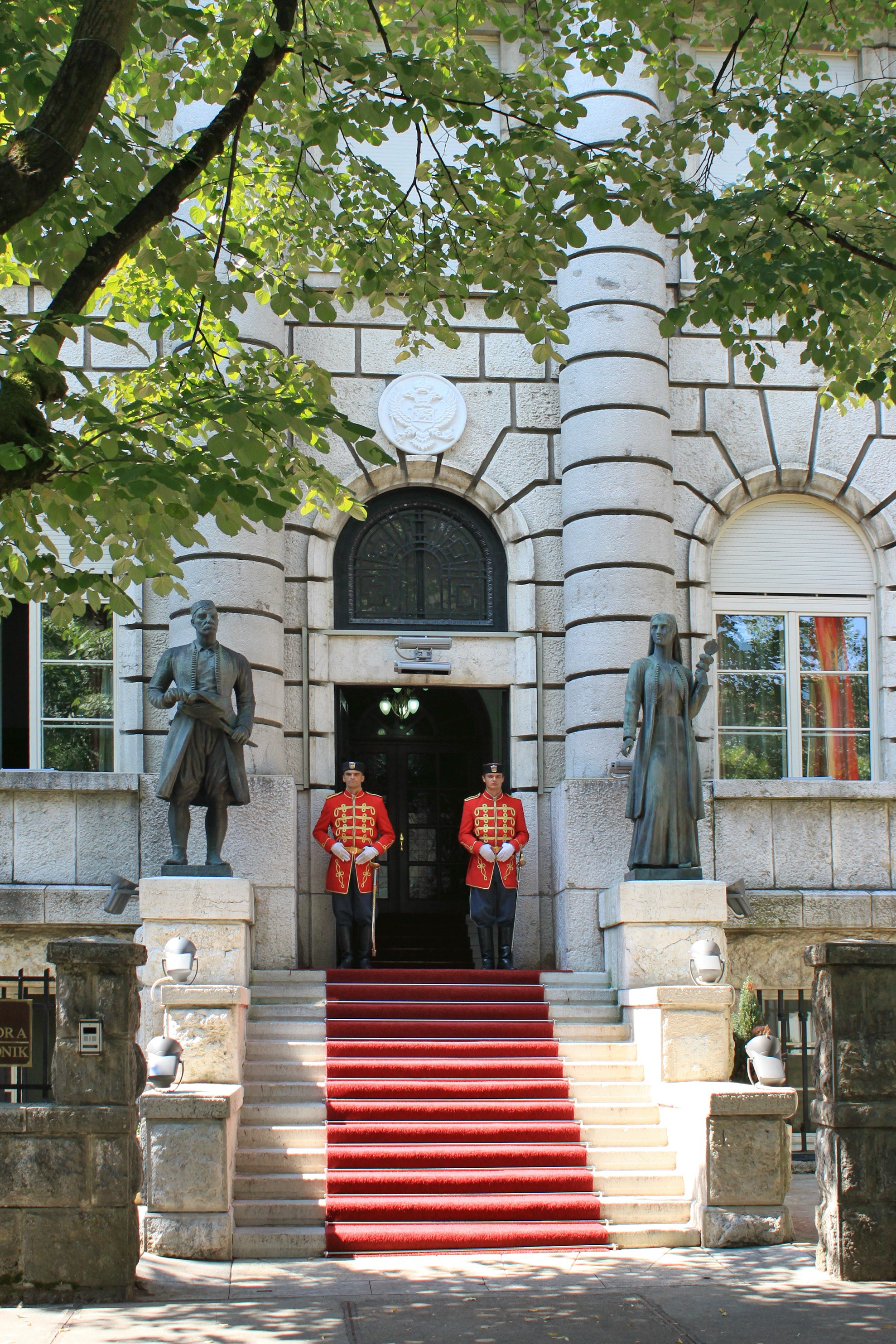 Wejście do Pałacu Prezydenckiego w Cetinje