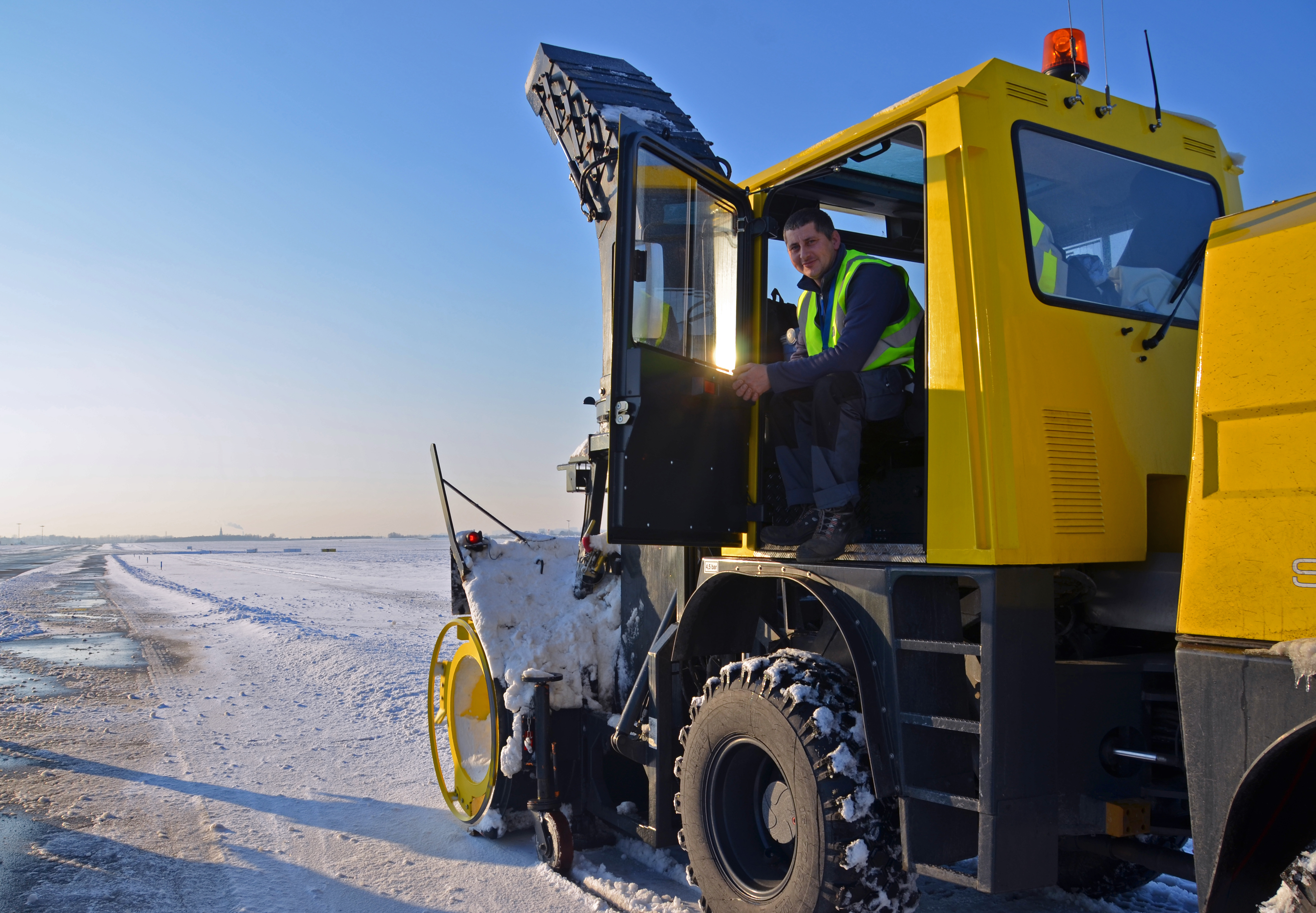 Winter Operations @ Brussels Airport January 2013 (8386377781)