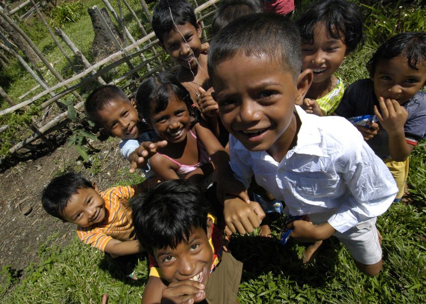 US Navy 050115-N-9951E-143 Children smile and gather for a group photo in the town of Lamno, Sumatra