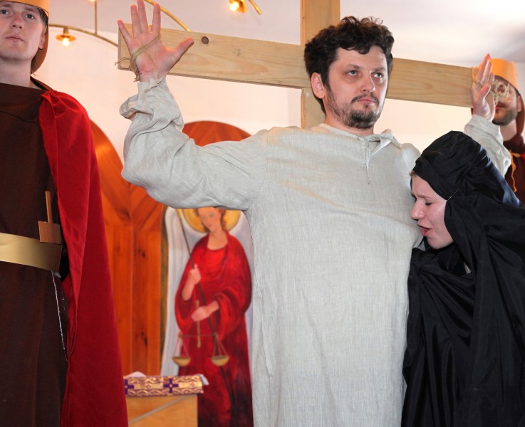 Jesus crucified in the Passion of the Christ performance, photo 2