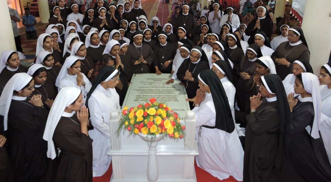 Prayer at Kuriakose Elias Chavara Tomb