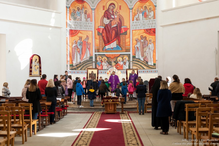 people praying in a Catholic church in March 2019 photographed by Serhiy Lvivsky