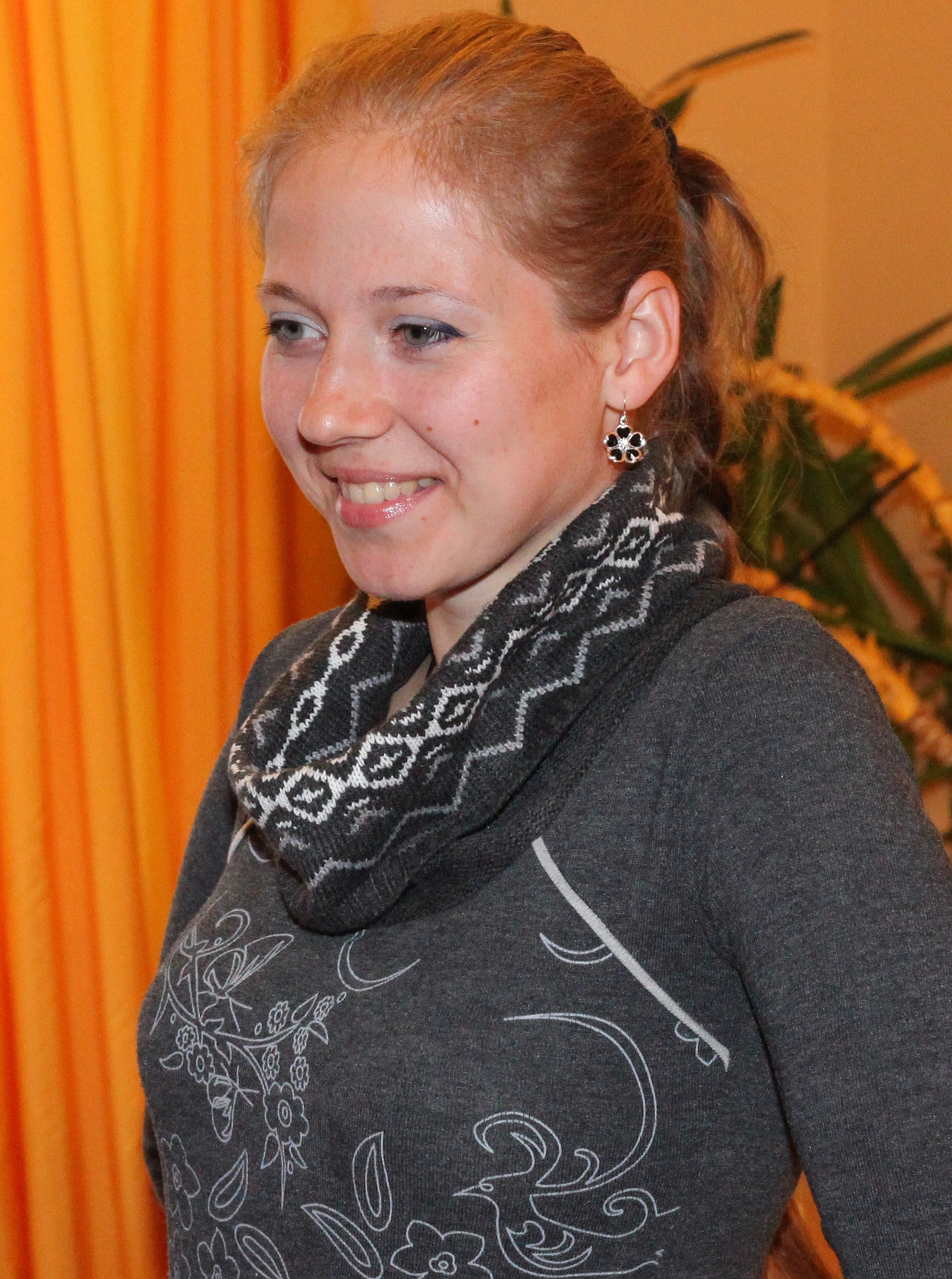 a young cute blond woman in a room, photo 1