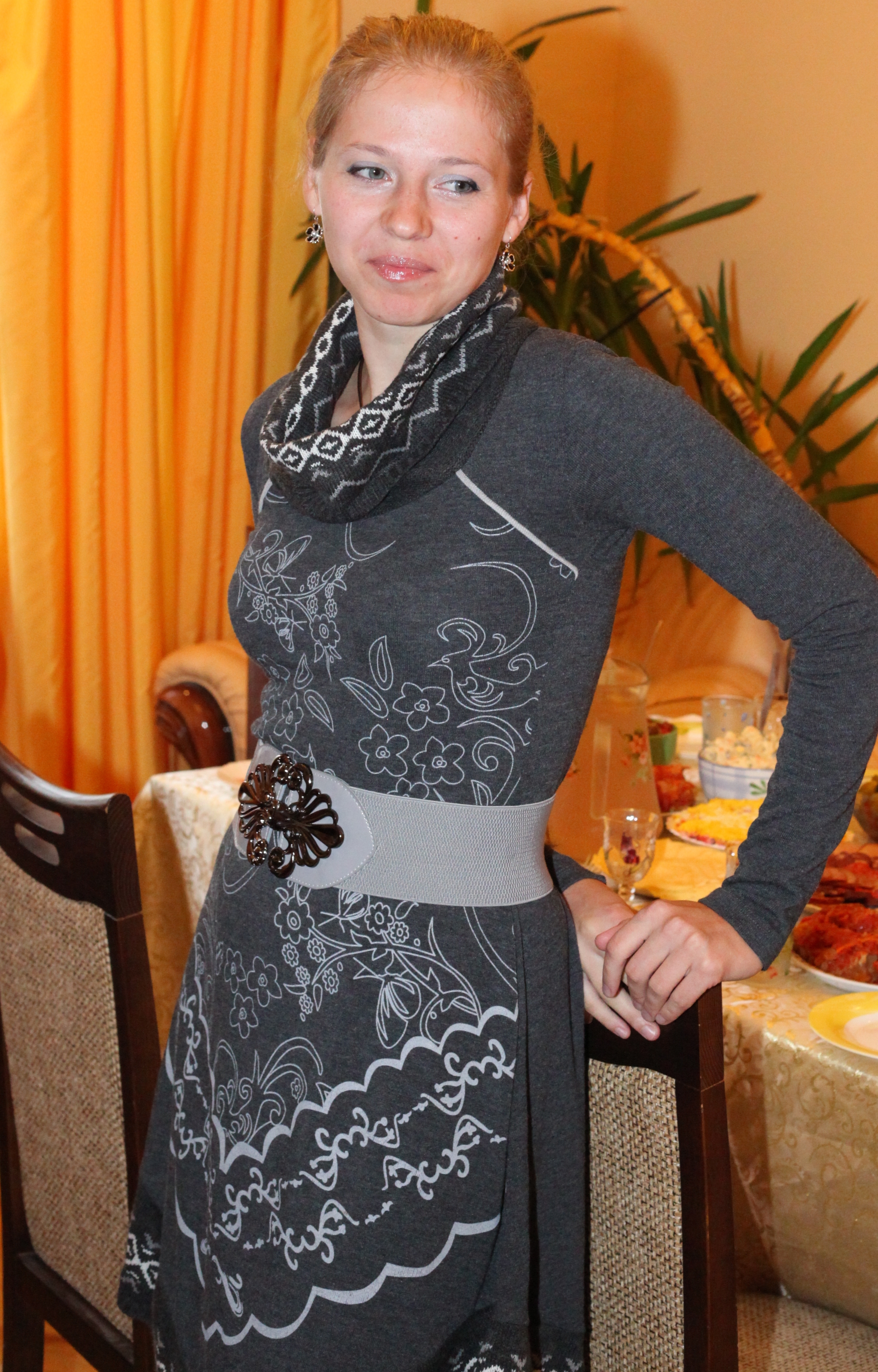a cute blond young woman in a room, photo 2