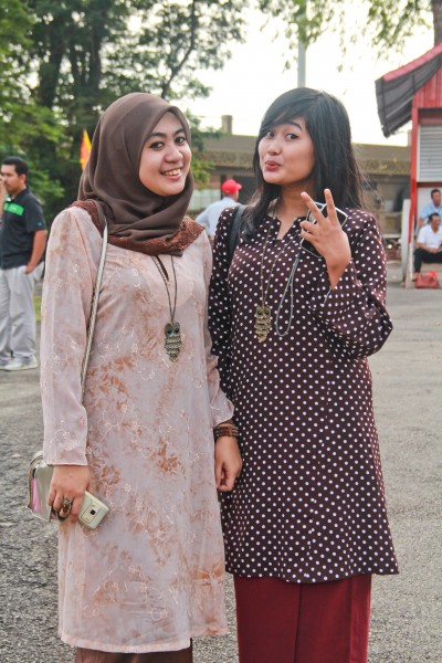 2 Malay girls in baju kurung