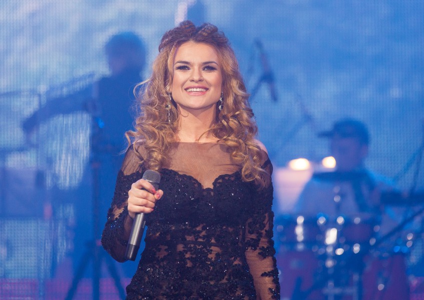 a singer woman performing at her concert in April 2014, photo 28 out of 29