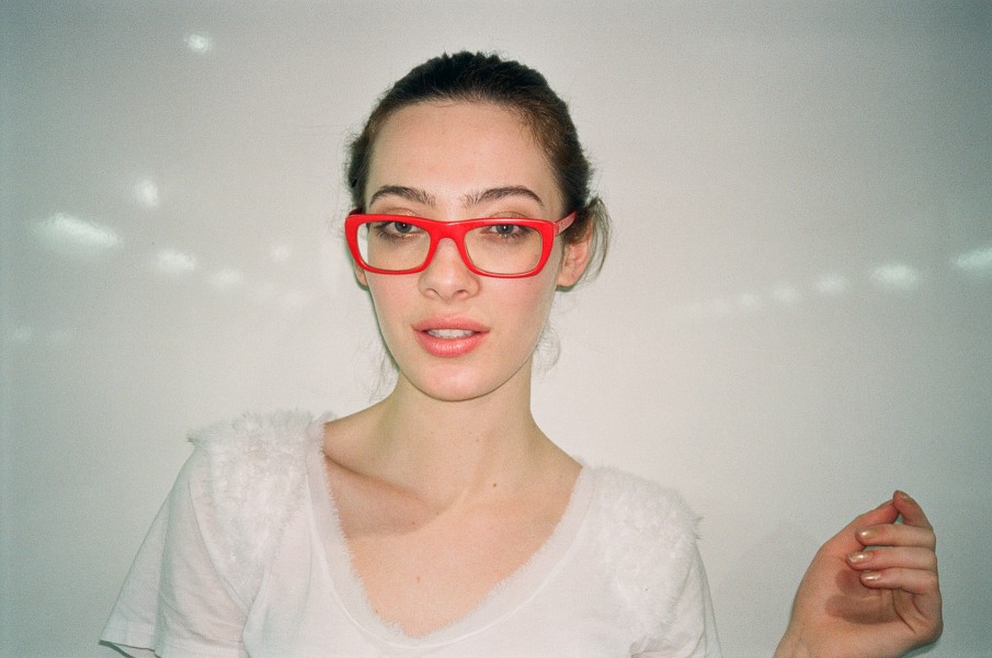 Aline de Bairros with red glasses